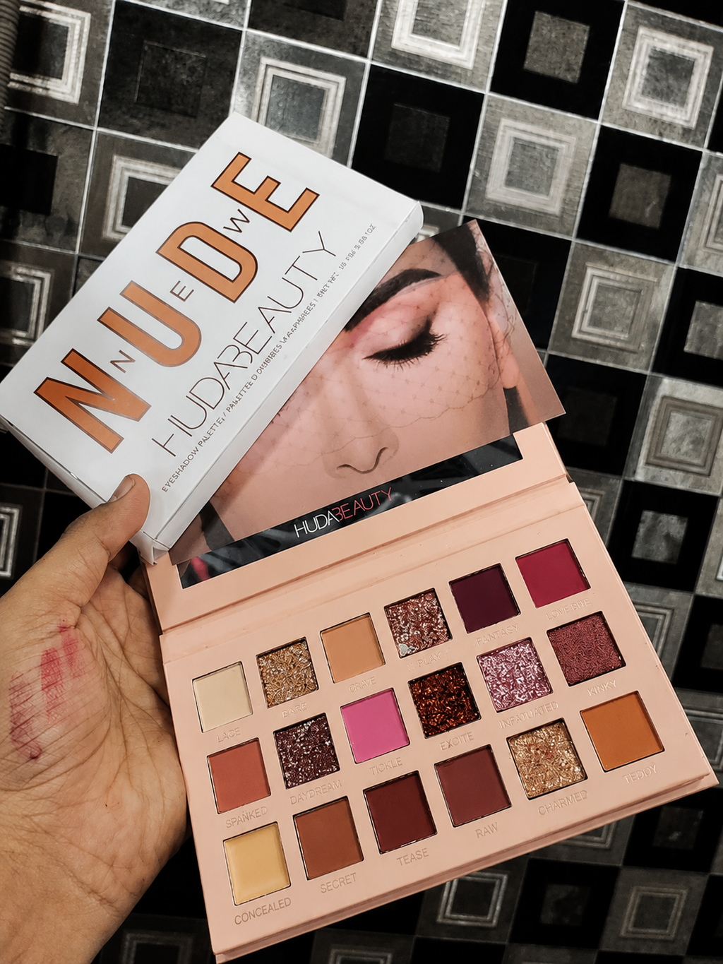 18-Shade Nude & Glitter Eyeshadow Palette